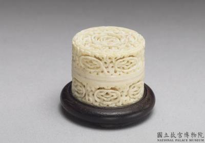 图片[2]-Small round carved openwork ivory box with connecting chain, Xiao Hanzhen, 1738, Qing dynasty-China Archive